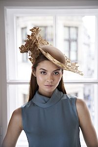 Goldener Fascinator Hut Couture Spitze Blüten -  Bild-2