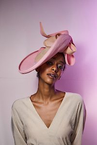 Faszinator Hut für Hochzeitsgast in rosé und beige -  image-4